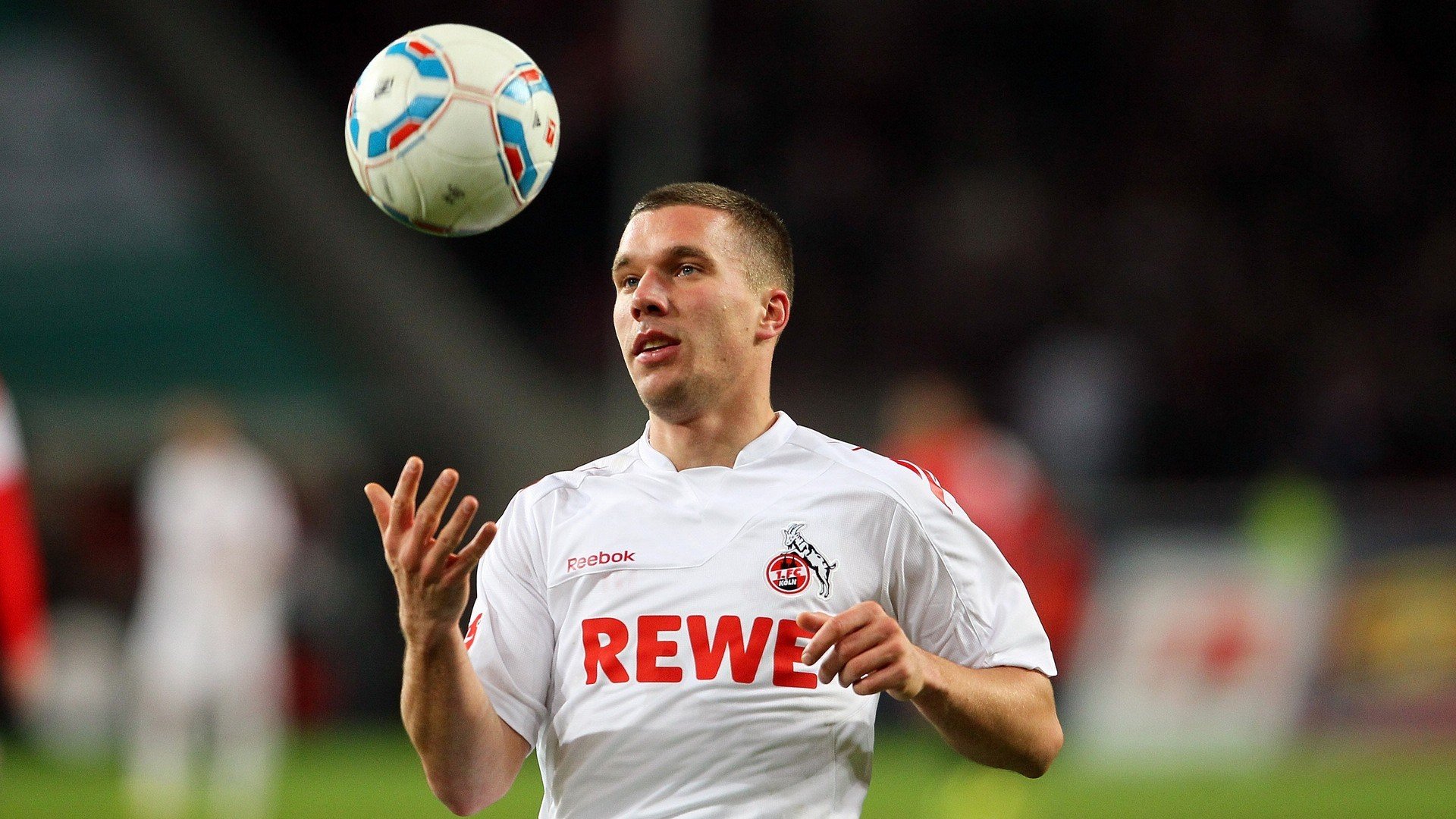 莱谢恩·卡萨斯用坚韧精神征服赛场挑战，萨拉·莱恩